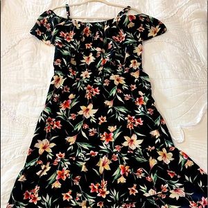 Adorable lightweight floral summer dress. Perfect for vacation or brunch! Size L